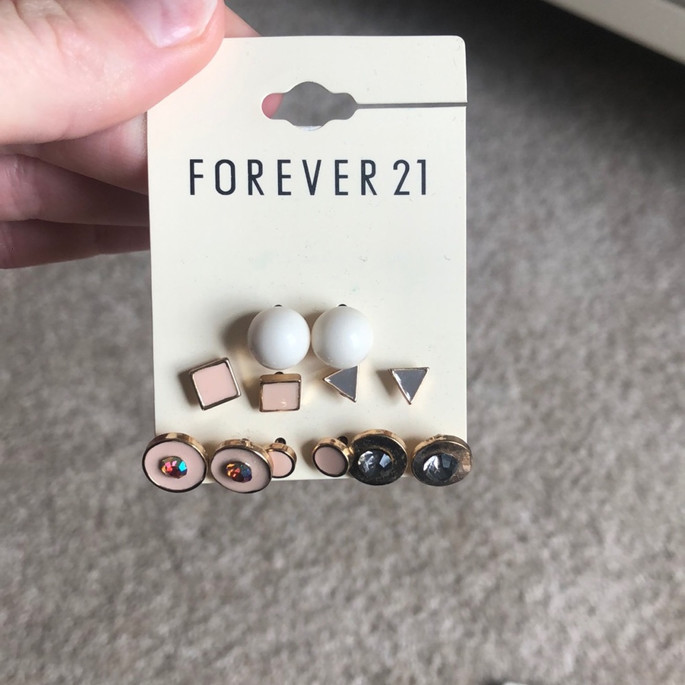 Stud earrings - Picture 2 of 3
